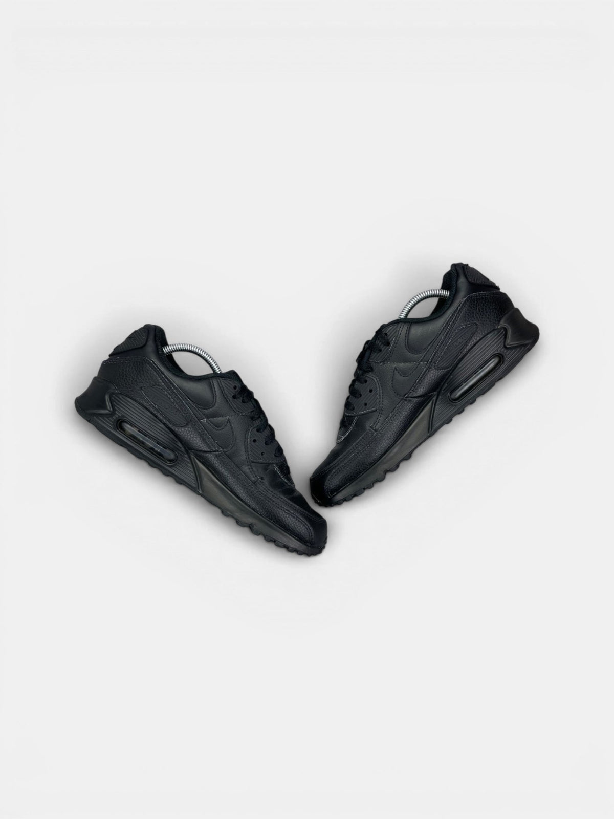 Nike Air Max 90 Triple Black — buty sportowe męskie w bardzo dobrym stanie rozmiar 43, zewnętrzny panel prawego buta