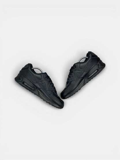 Nike Air Max 90 Triple Black — buty sportowe męskie w bardzo dobrym stanie rozmiar 43, zewnętrzny panel prawego buta