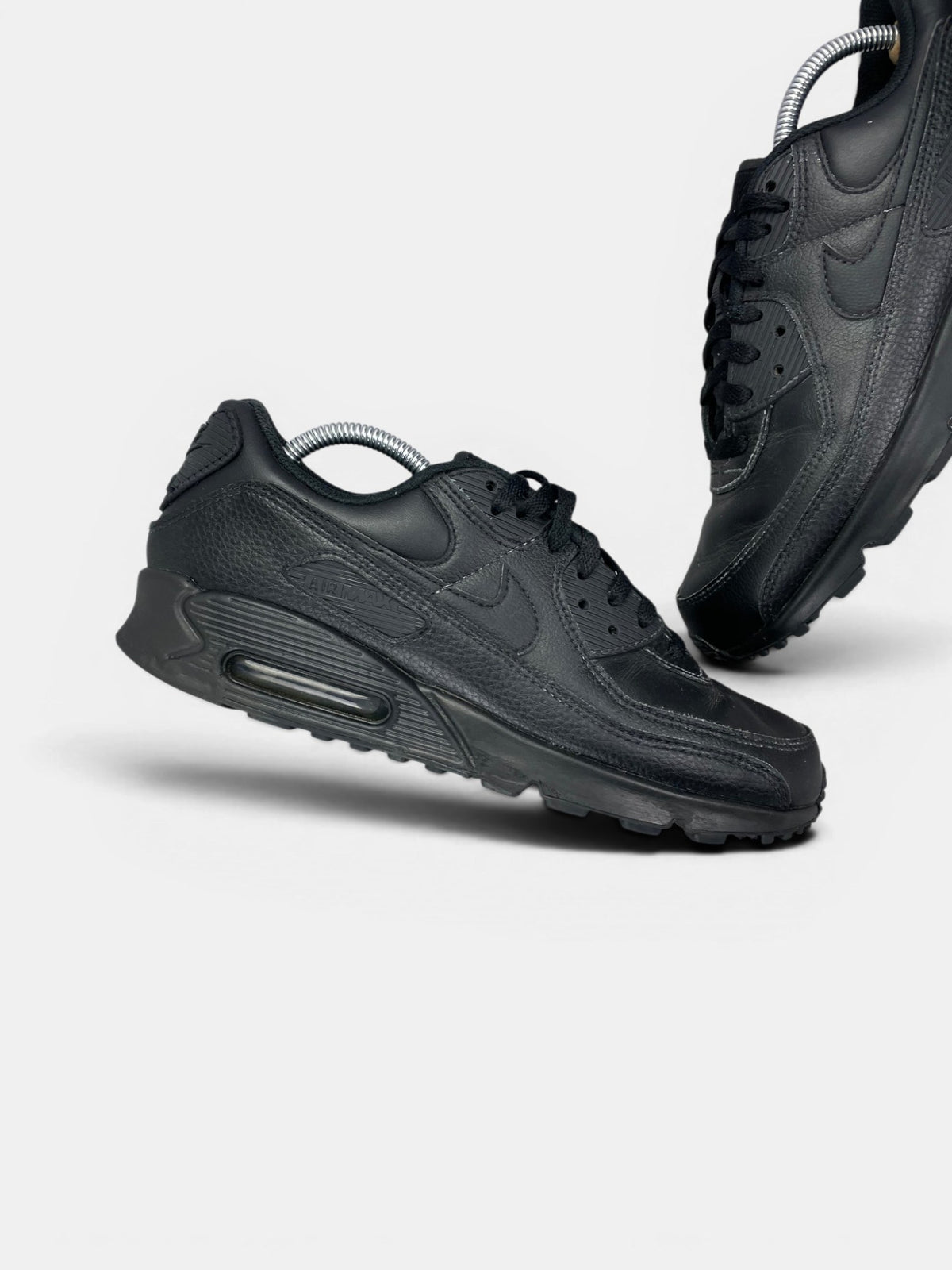 Nike Air Max 90 Triple Black — buty sportowe męskie w bardzo dobrym stanie rozmiar 43, zewnętrzny panel lewego buta