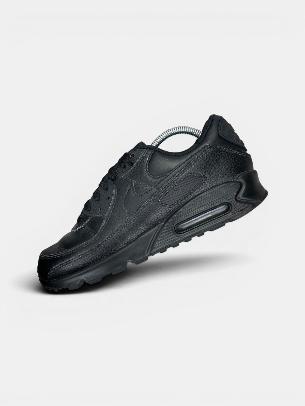 Nike Air Max 90 Triple Black — buty sportowe męskie w bardzo dobrym stanie rozmiar 43, widok z góry na wewnętrzną stronę butów