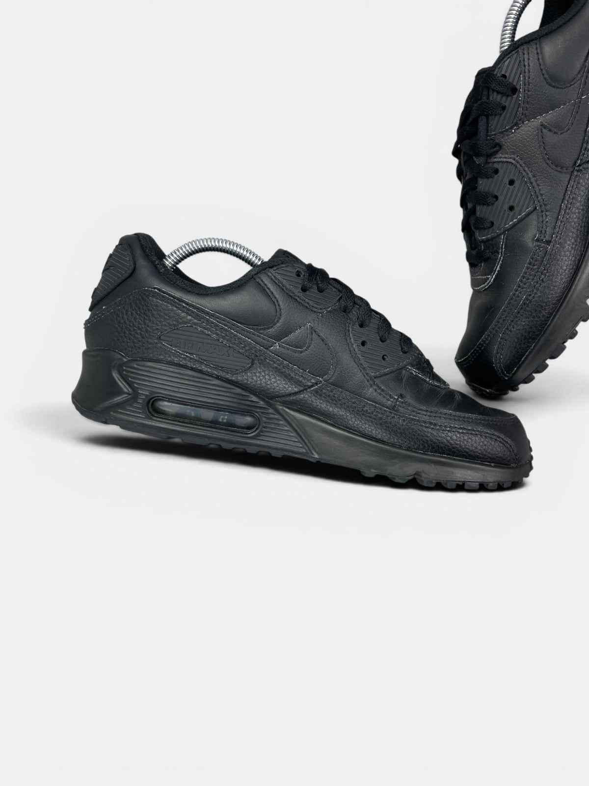 Nike Air Max 90 Triple Black — buty sportowe męskie w bardzo dobrym stanie rozmiar 43, wewnętrzny panel lewego buta