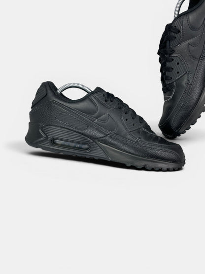Nike Air Max 90 Triple Black — buty sportowe męskie w bardzo dobrym stanie rozmiar 43, wewnętrzny panel lewego buta
