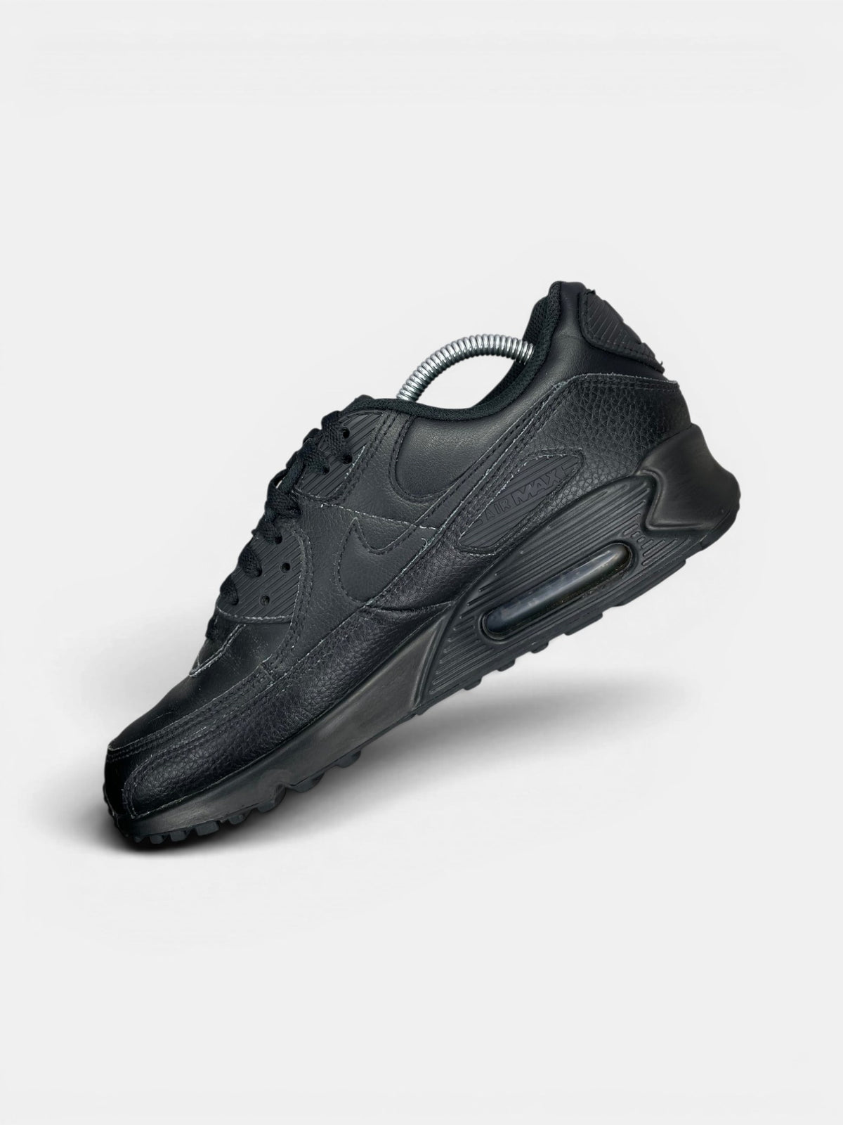 Nike Air Max 90 Triple Black — buty sportowe męskie w bardzo dobrym stanie rozmiar 43, wewnętrzny panel prawego buta