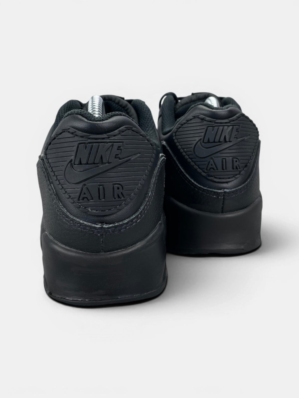 Nike Air Max 90 Triple Black — buty sportowe męskie w bardzo dobrym stanie rozmiar 43, widok z tyłu