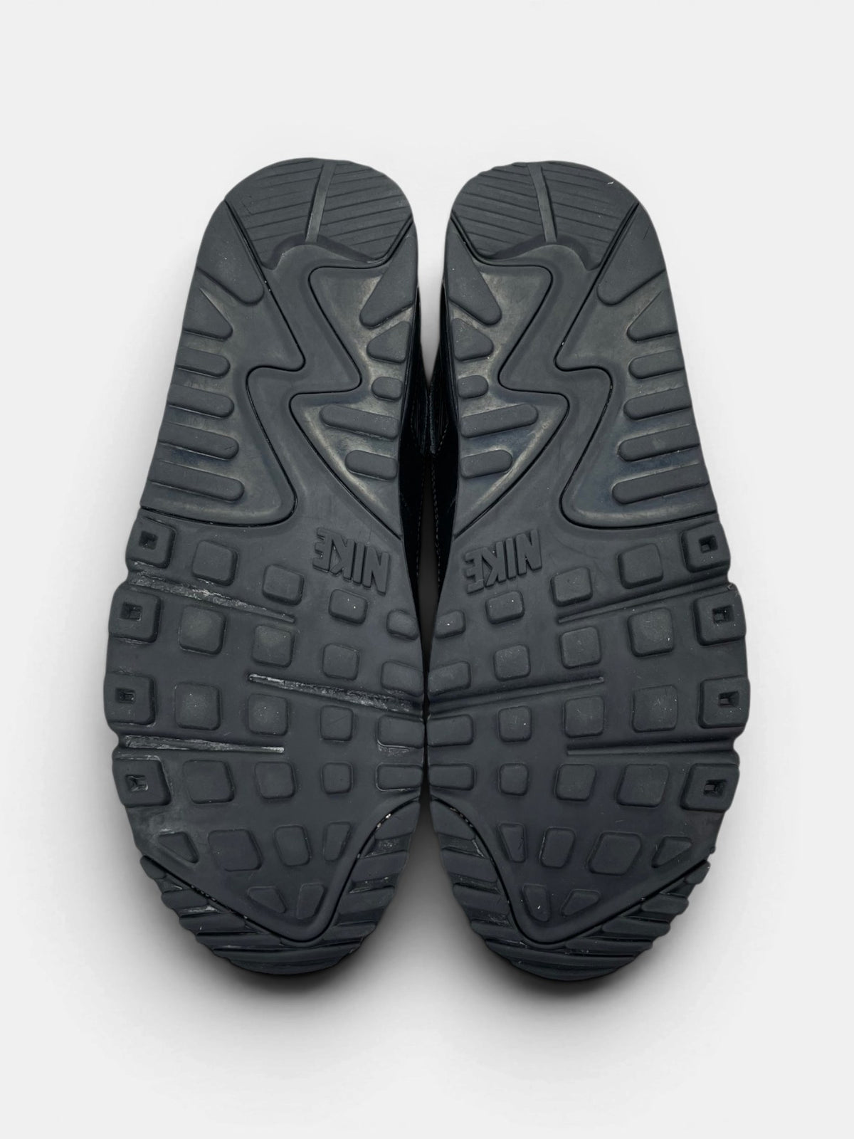 Nike Air Max 90 Triple Black — buty sportowe męskie w bardzo dobrym stanie rozmiar 43, podeszwa