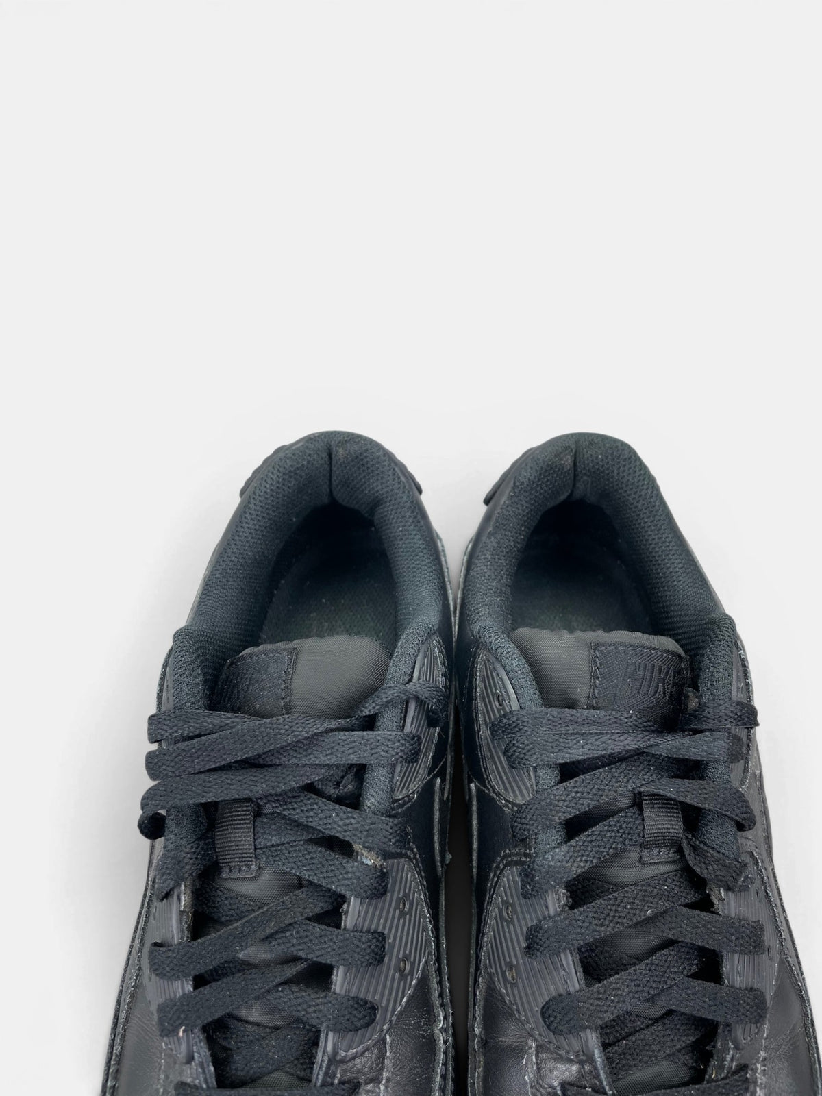 Nike Air Max 90 Triple Black — buty sportowe męskie w bardzo dobrym stanie rozmiar 43, zapiętki butów