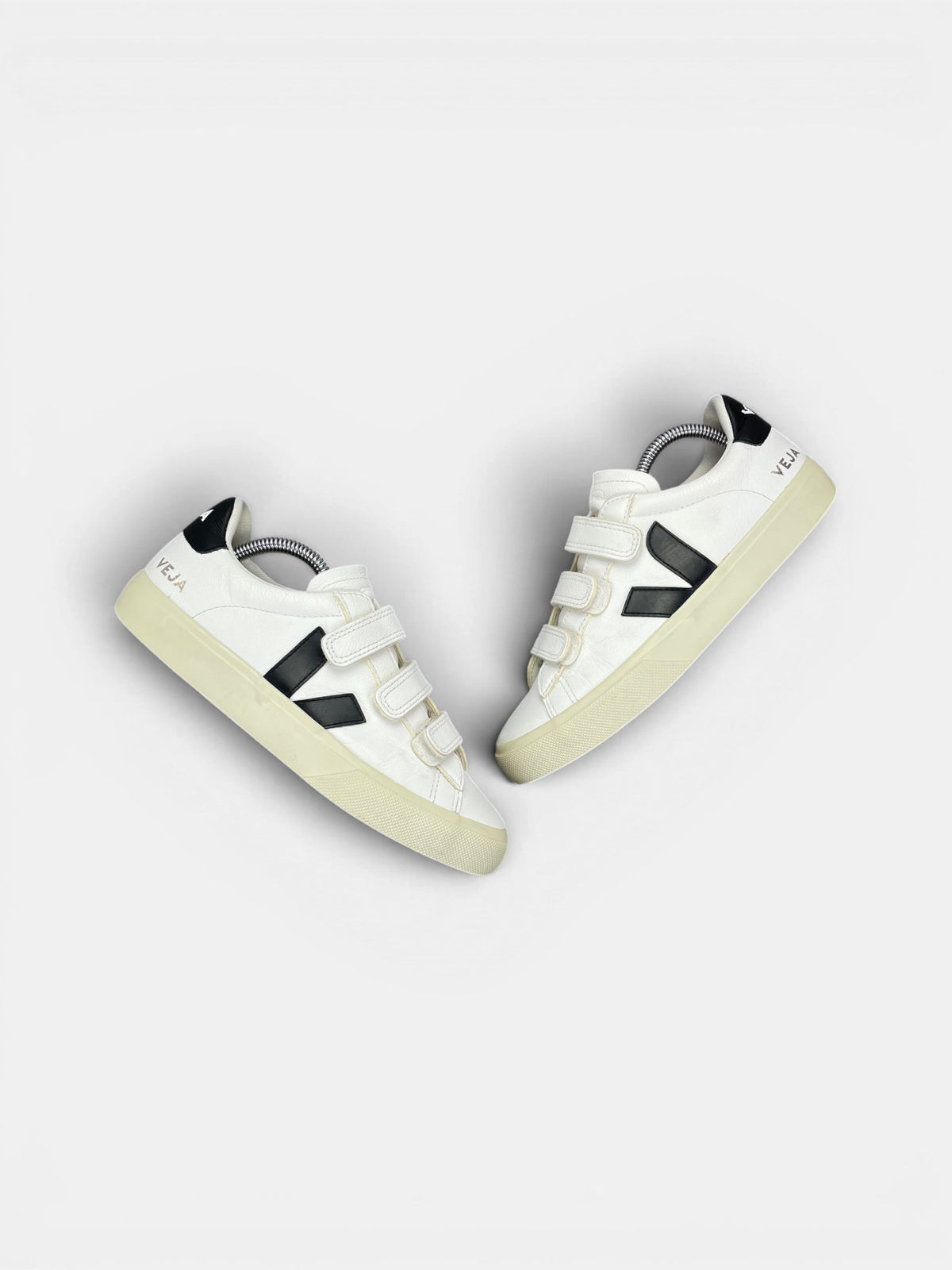 Veja Recife Logo ChromeFree — buty sportowe damskie w bardzo dobrym stanie rozmiar 39, widok z góry na zewnętrzną stronę butów