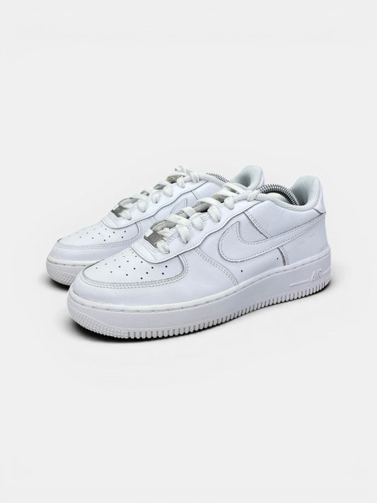 Nike Air Force 1 Low Triple White — buty sportowe damskie w bardzo dobrym stanie rozmiar 38.5, widok z boku