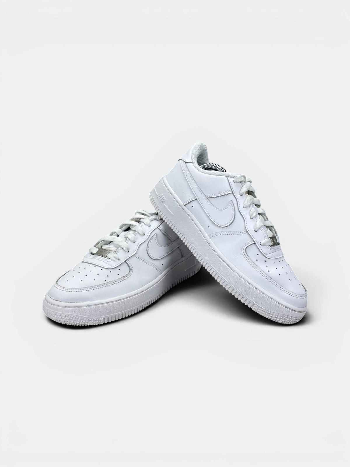 Nike Air Force 1 Low Triple White — buty sportowe damskie w bardzo dobrym stanie rozmiar 38.5, boczny profil