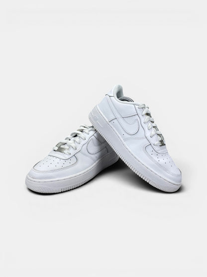 Nike Air Force 1 Low Triple White — buty sportowe damskie w bardzo dobrym stanie rozmiar 38.5, boczny profil