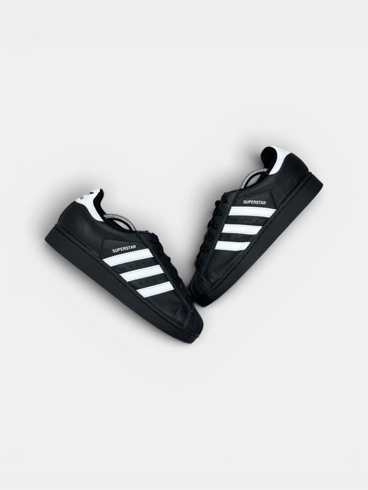 Adidas Superstar II Black White — buty sportowe damskie w bardzo dobrym stanie rozmiar 39 1/3, widok z góry na zewnętrzną stronę butów