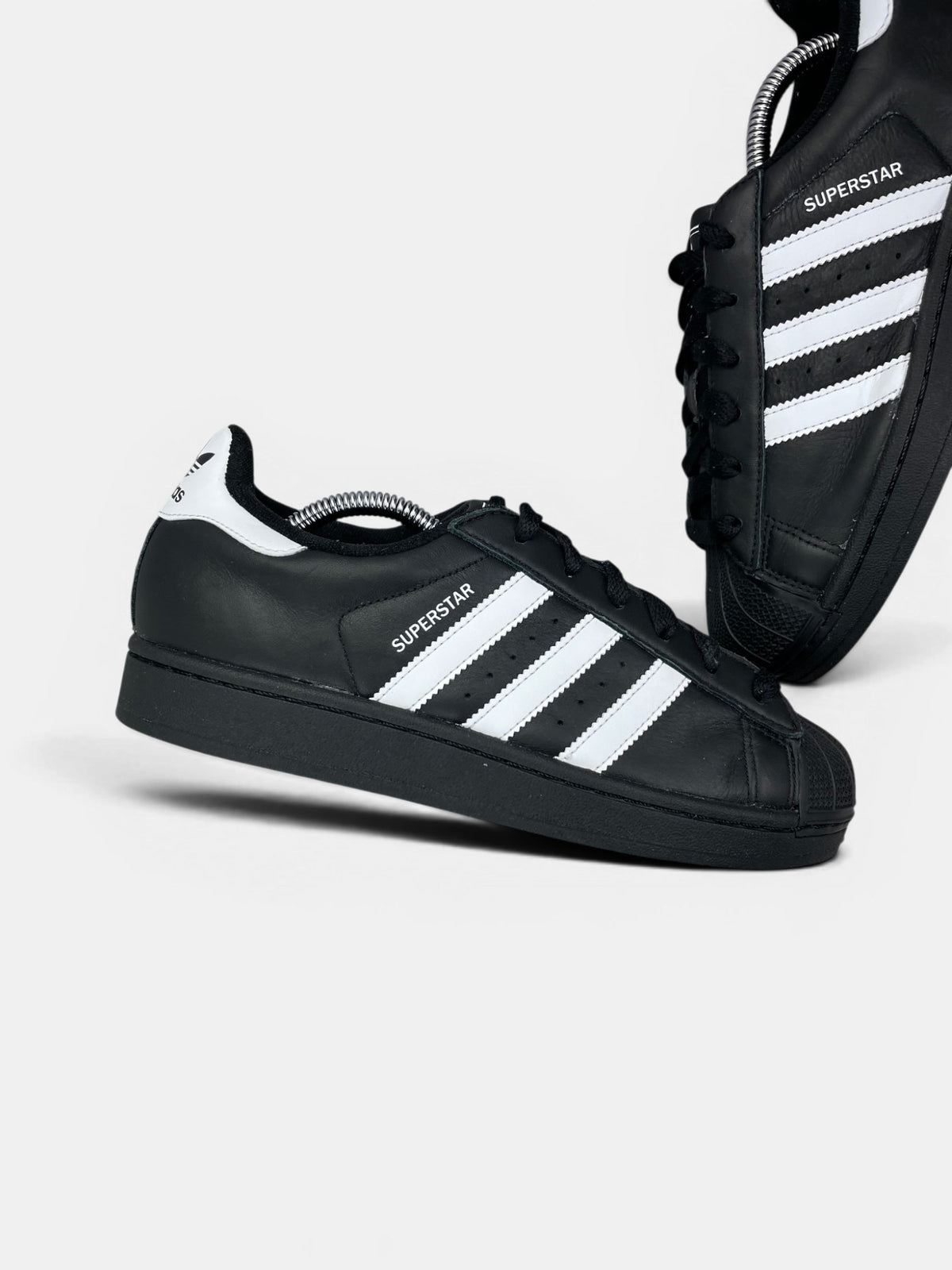 Adidas Superstar II Black White — buty sportowe damskie w bardzo dobrym stanie rozmiar 39 1/3, zewnętrzny panel prawego buta