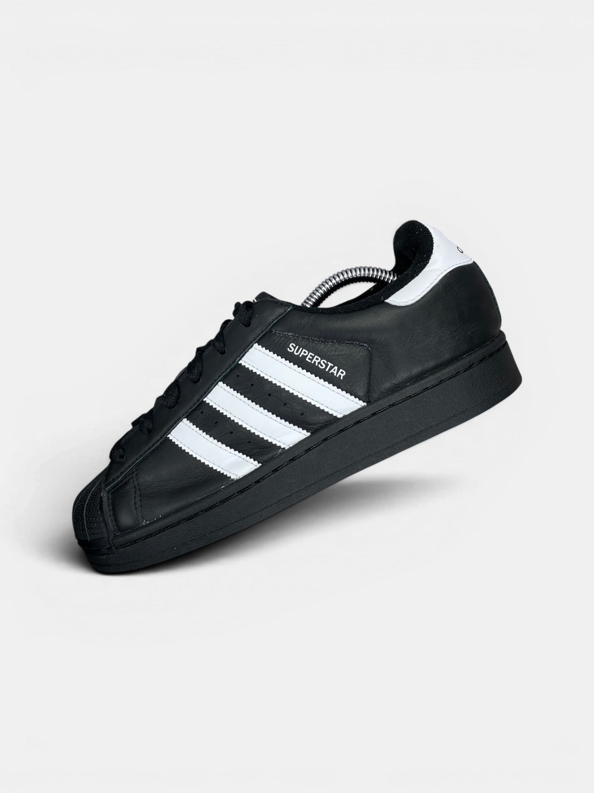 Adidas Superstar II Black White — buty sportowe damskie w bardzo dobrym stanie rozmiar 39 1/3, zewnętrzny panel lewego buta