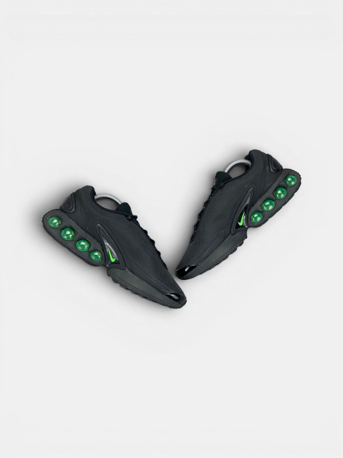 Nike Air Max DN Black Green Strike — buty sportowe męskie w bardzo dobrym stanie rozmiar 42, widok z góry na wewnętrzną stronę butów