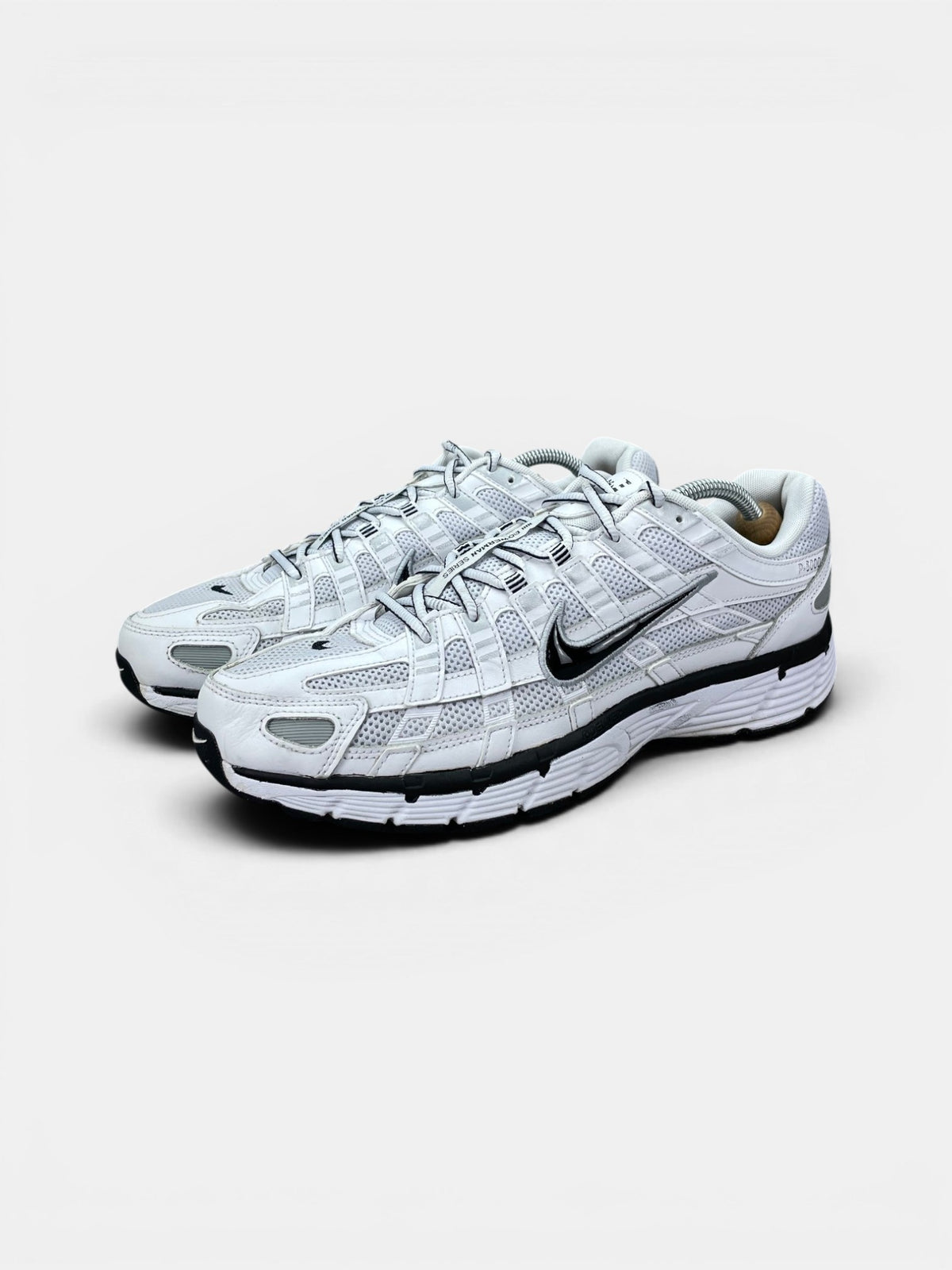 Nike P-6000 P-6000 Metallic Silver — buty sportowe męskie w bardzo dobrym stanie rozmiar 45, widok z boku