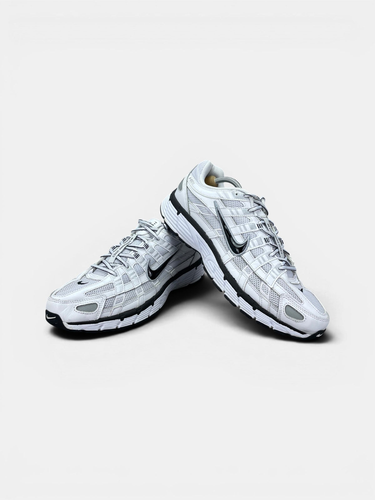 Nike P-6000 P-6000 Metallic Silver — buty sportowe męskie w bardzo dobrym stanie rozmiar 45, boczny profil