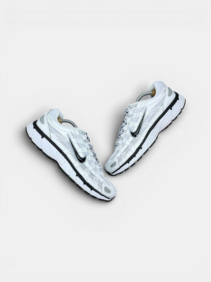 Nike P-6000 P-6000 Metallic Silver — buty sportowe męskie w bardzo dobrym stanie rozmiar 45, widok z góry na zewnętrzną stronę butów