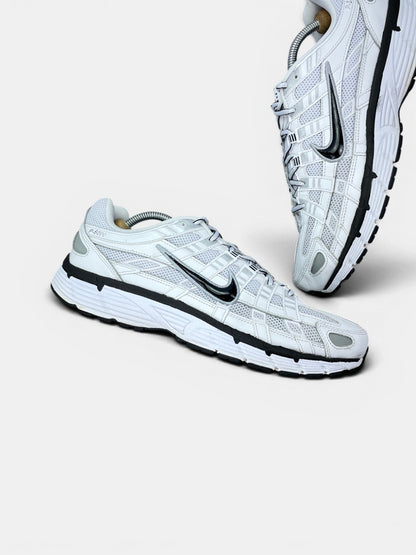 Nike P-6000 P-6000 Metallic Silver — buty sportowe męskie w bardzo dobrym stanie rozmiar 45, zewnętrzny panel prawego buta