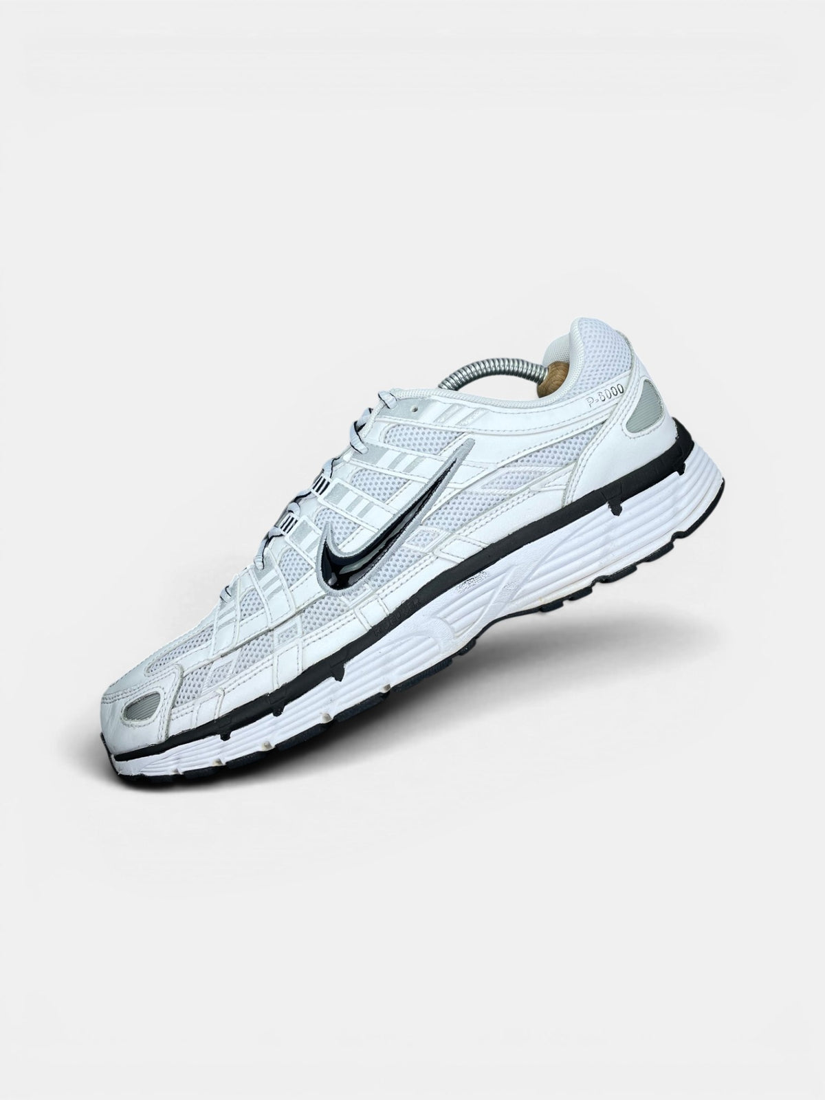 Nike P-6000 P-6000 Metallic Silver — buty sportowe męskie w bardzo dobrym stanie rozmiar 45, zewnętrzny panel lewego buta
