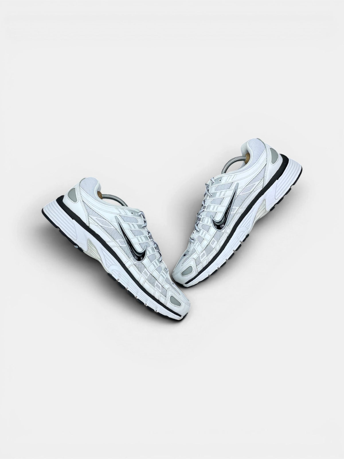 Nike P-6000 P-6000 Metallic Silver — buty sportowe męskie w bardzo dobrym stanie rozmiar 45, widok z góry na wewnętrzną stronę butów