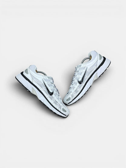 Nike P-6000 P-6000 Metallic Silver — buty sportowe męskie w bardzo dobrym stanie rozmiar 45, widok z góry na wewnętrzną stronę butów