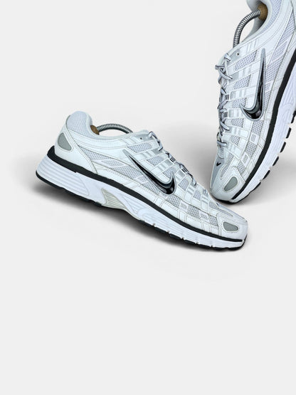 Nike P-6000 P-6000 Metallic Silver — buty sportowe męskie w bardzo dobrym stanie rozmiar 45, wewnętrzny panel lewego buta