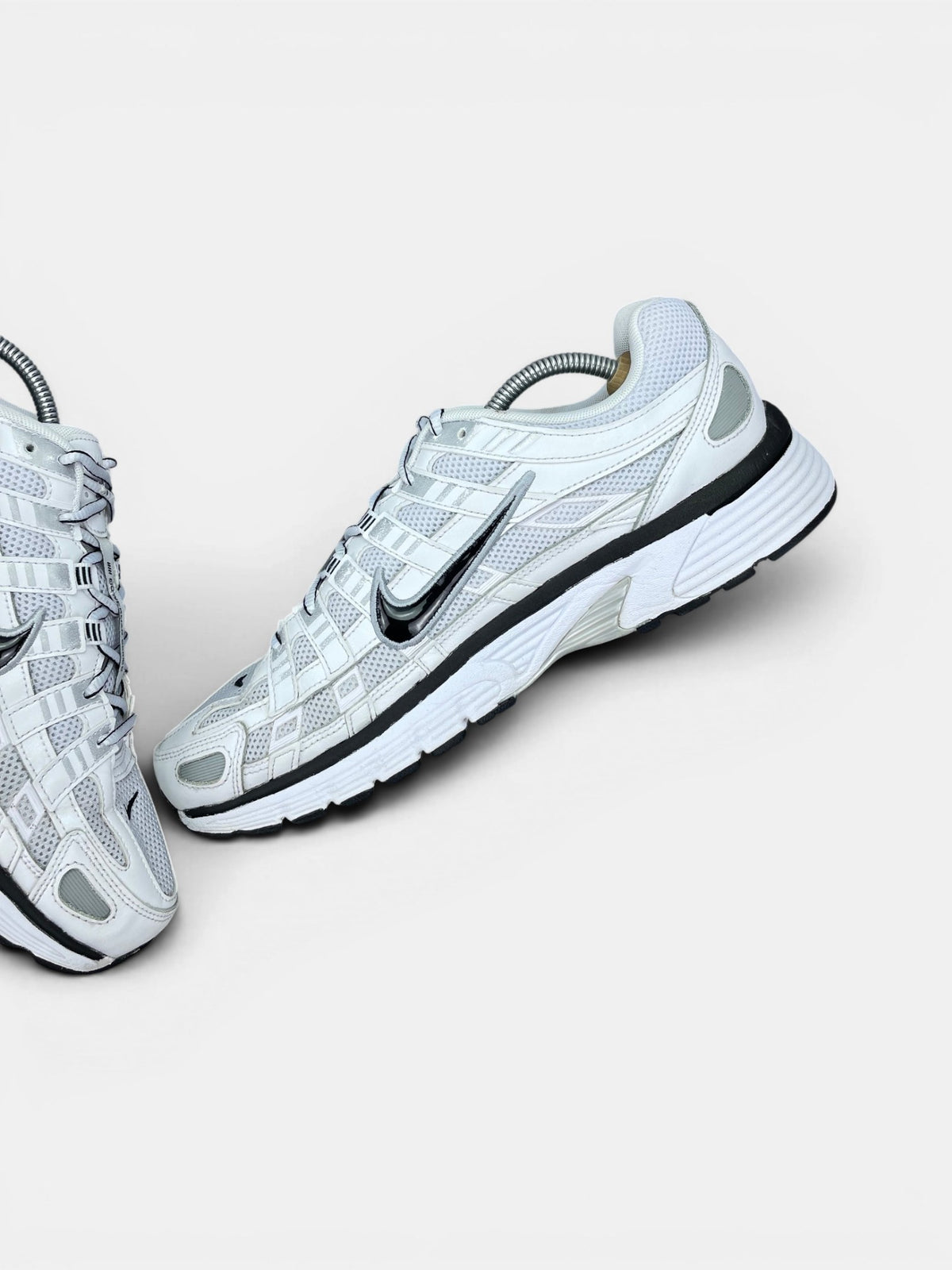 Nike P-6000 P-6000 Metallic Silver — buty sportowe męskie w bardzo dobrym stanie rozmiar 45, wewnętrzny panel prawego buta
