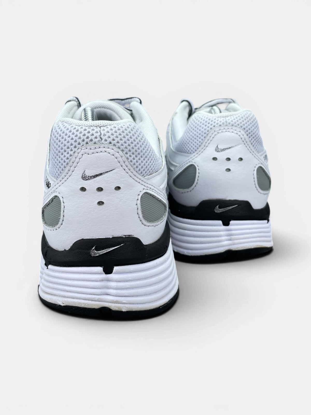 Nike P-6000 P-6000 Metallic Silver — buty sportowe męskie w bardzo dobrym stanie rozmiar 45, widok z tyłu
