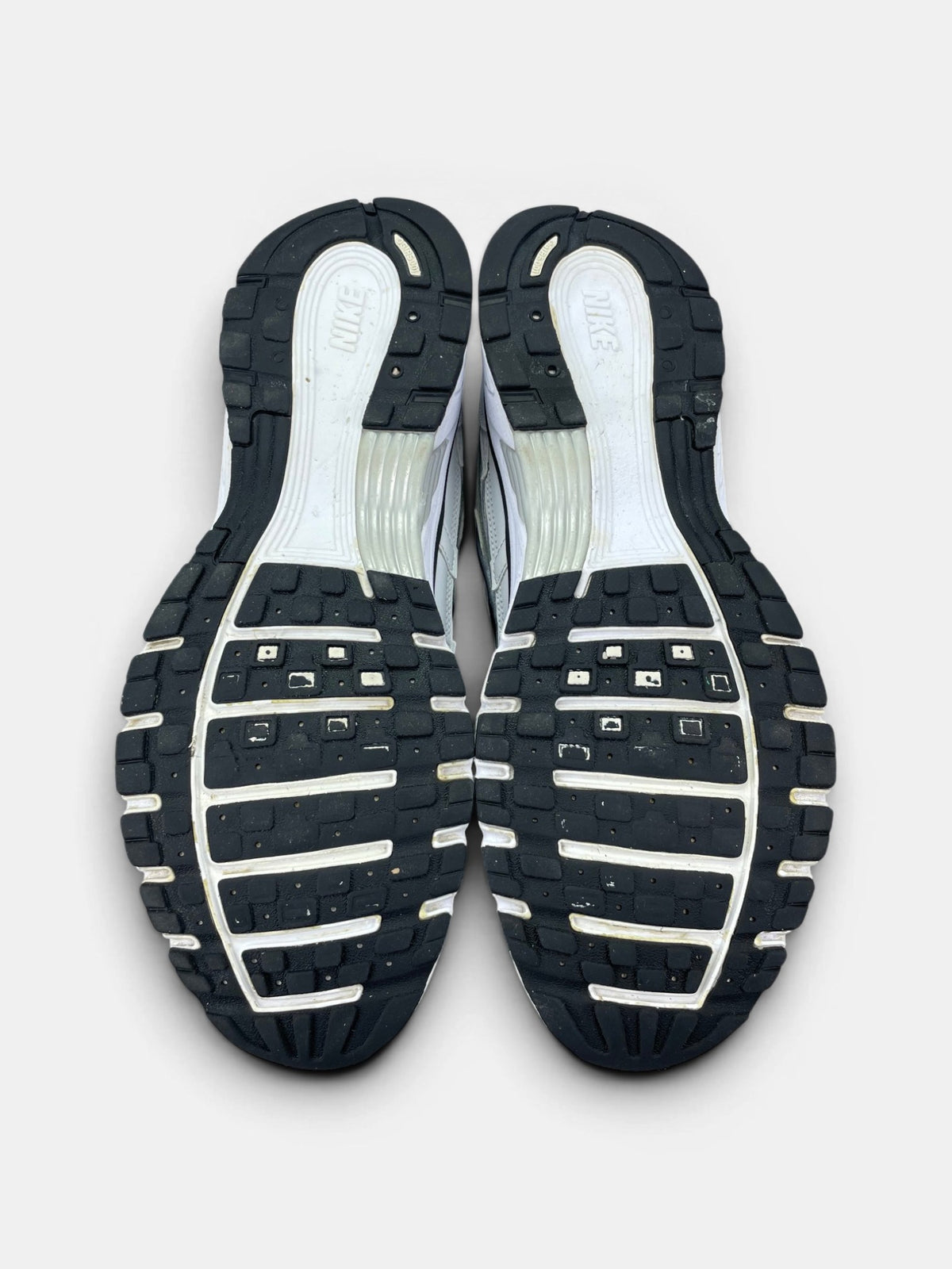 Nike P-6000 P-6000 Metallic Silver — buty sportowe męskie w bardzo dobrym stanie rozmiar 45, podeszwa