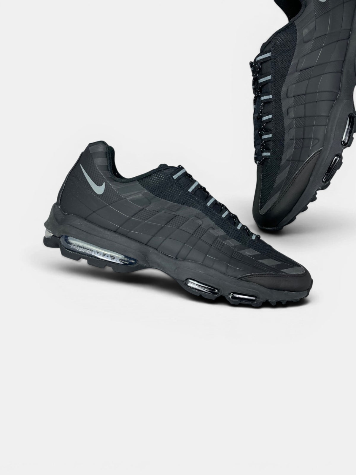Nike Air Max 95 Ultra “Black / Grey” Ultra Black Grey — buty sportowe męskie w bardzo dobrym stanie rozmiar 46, zewnętrzny panel prawego buta