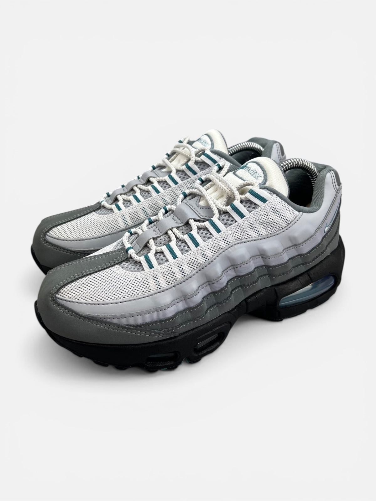 Nike Air Max 95 Mineral Teal — buty sportowe damskie w bardzo dobrym stanie rozmiar 39, widok z boku