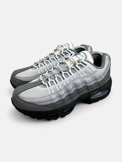 Nike Air Max 95 Mineral Teal — buty sportowe damskie w bardzo dobrym stanie rozmiar 39, widok z boku