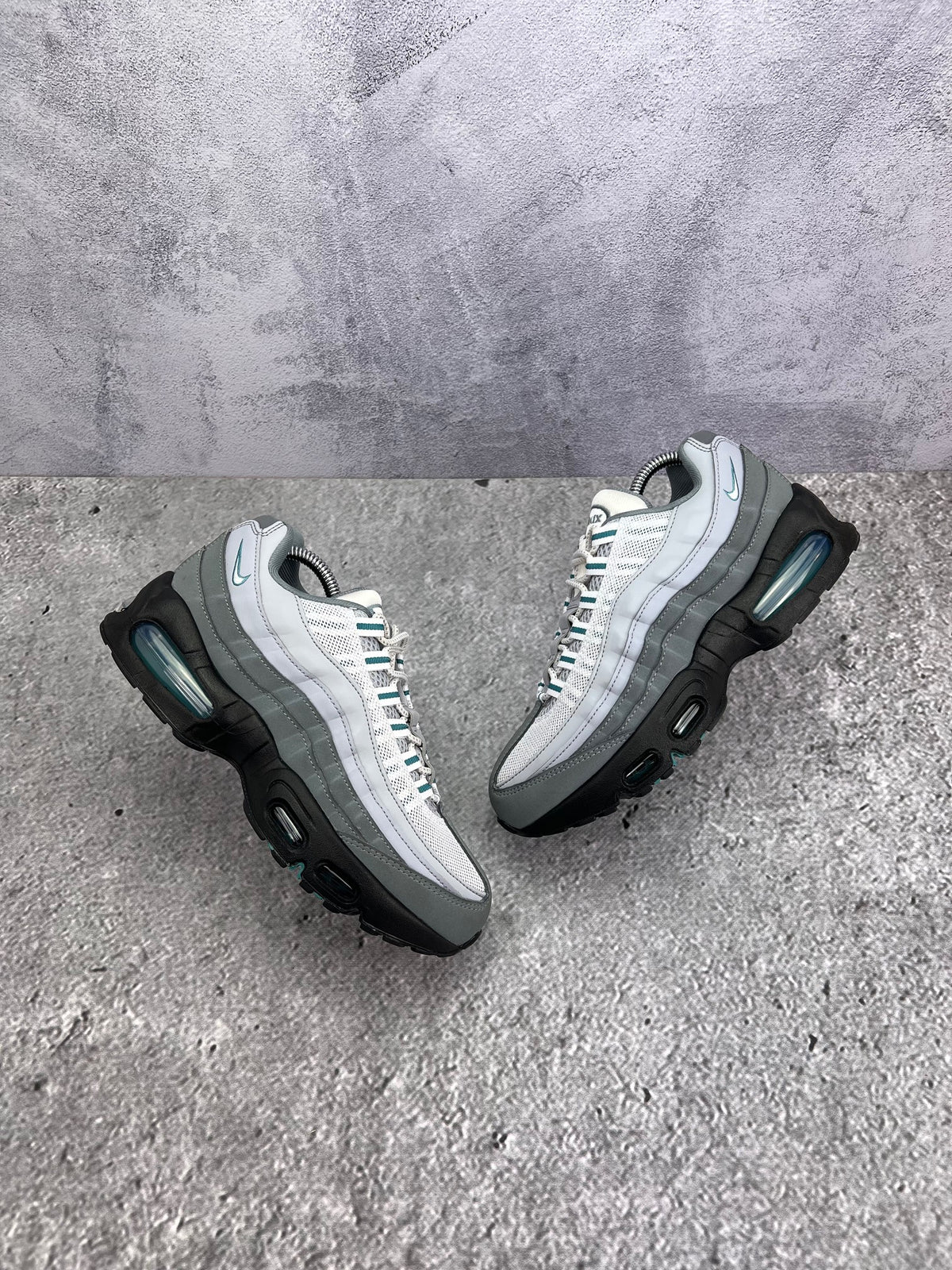 Nike Air Max 95 Mineral Teal — buty sportowe damskie w bardzo dobrym stanie rozmiar 39, widok z góry na zewnętrzną stronę butów