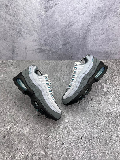Nike Air Max 95 Mineral Teal — buty sportowe damskie w bardzo dobrym stanie rozmiar 39, widok z góry na zewnętrzną stronę butów