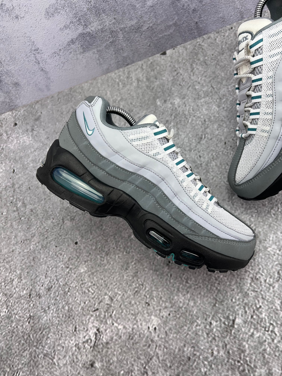 Nike Air Max 95 Mineral Teal — buty sportowe damskie w bardzo dobrym stanie rozmiar 39, zewnętrzny panel prawego buta