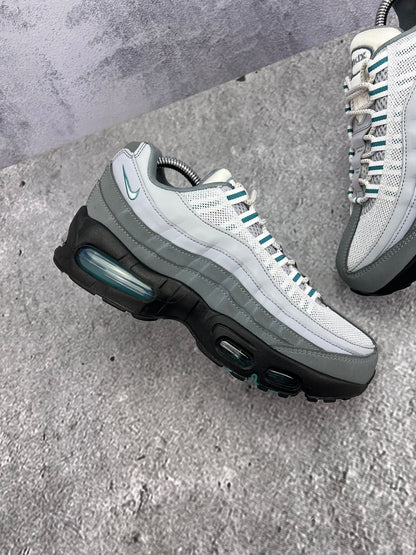 Nike Air Max 95 Mineral Teal — buty sportowe damskie w bardzo dobrym stanie rozmiar 39, zewnętrzny panel prawego buta