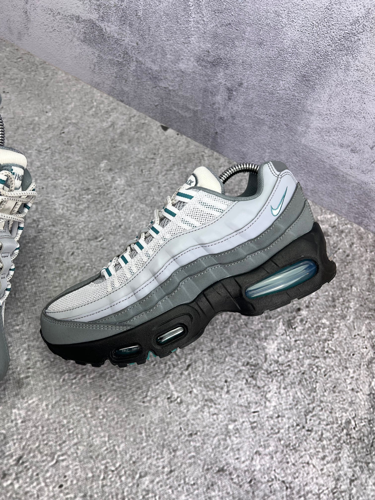 Nike Air Max 95 Mineral Teal — buty sportowe damskie w bardzo dobrym stanie rozmiar 39, zewnętrzny panel lewego buta
