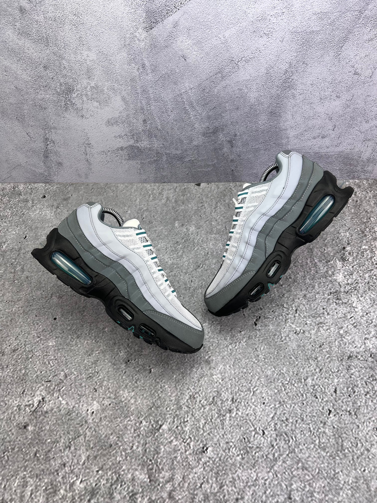 Nike Air Max 95 Mineral Teal — buty sportowe damskie w bardzo dobrym stanie rozmiar 39, widok z góry na wewnętrzną stronę butów