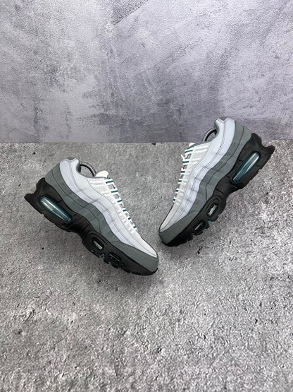 Nike Air Max 95 Mineral Teal — buty sportowe damskie w bardzo dobrym stanie rozmiar 39, widok z góry na wewnętrzną stronę butów