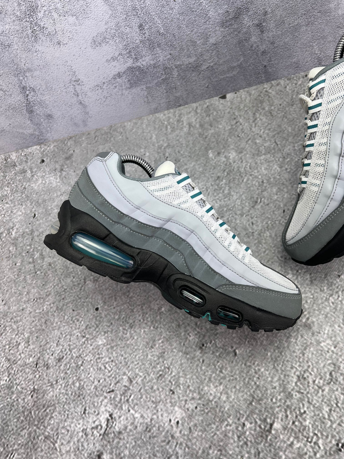 Nike Air Max 95 Mineral Teal — buty sportowe damskie w bardzo dobrym stanie rozmiar 39, wewnętrzny panel lewego buta