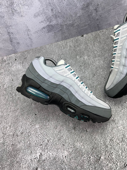 Nike Air Max 95 Mineral Teal — buty sportowe damskie w bardzo dobrym stanie rozmiar 39, wewnętrzny panel lewego buta