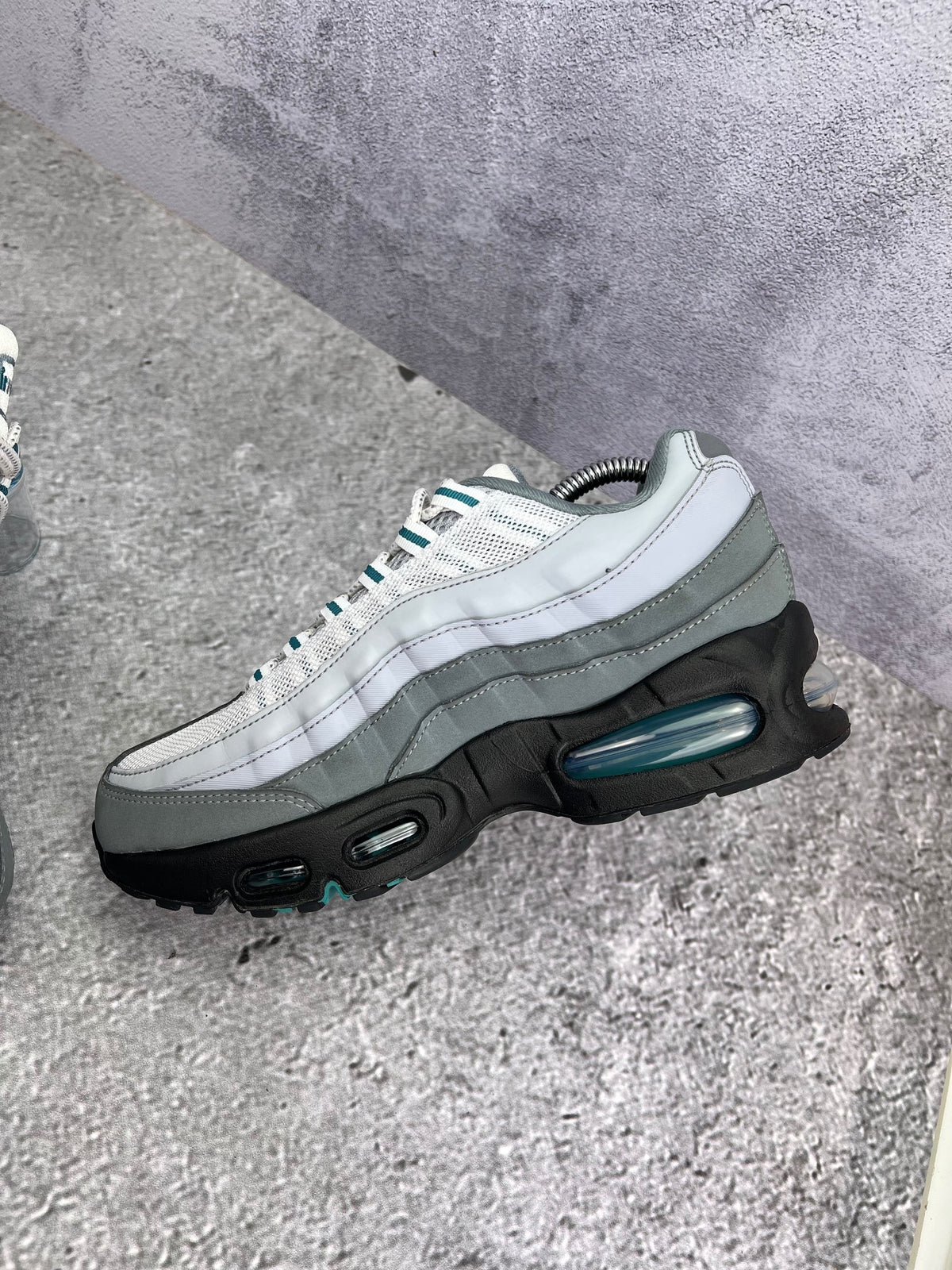 Nike Air Max 95 Mineral Teal — buty sportowe damskie w bardzo dobrym stanie rozmiar 39, wewnętrzny panel prawego buta