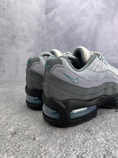 Nike Air Max 95 Mineral Teal — buty sportowe damskie w bardzo dobrym stanie rozmiar 39, widok z góry