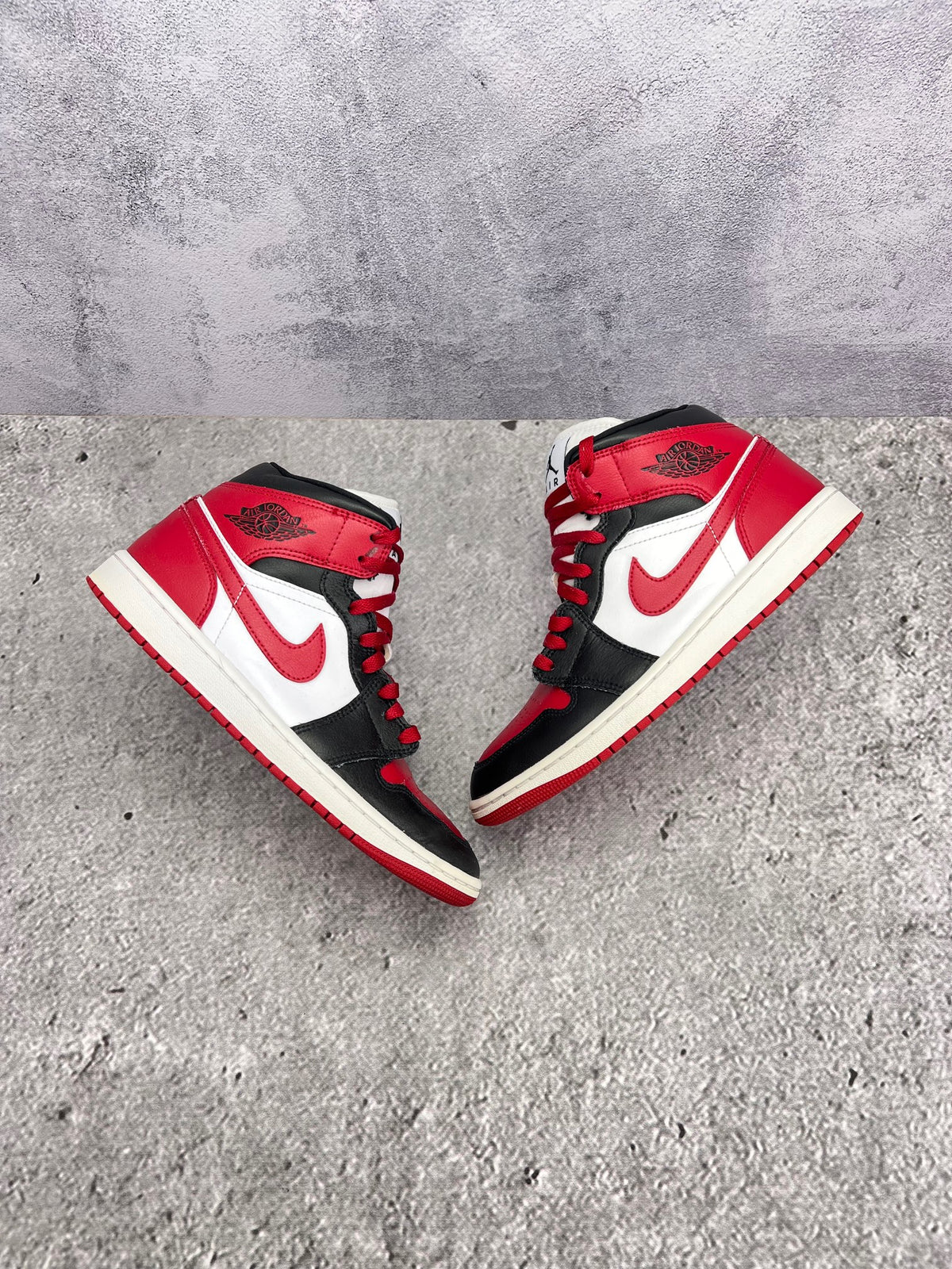 Jordan Air Jordan 1 Mid Alternate Bred Toe — buty sportowe męskie w bardzo dobrym stanie rozmiar 40, widok z góry na zewnętrzną stronę butów