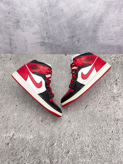 Jordan Air Jordan 1 Mid Alternate Bred Toe — buty sportowe męskie w bardzo dobrym stanie rozmiar 40, widok z góry na zewnętrzną stronę butów