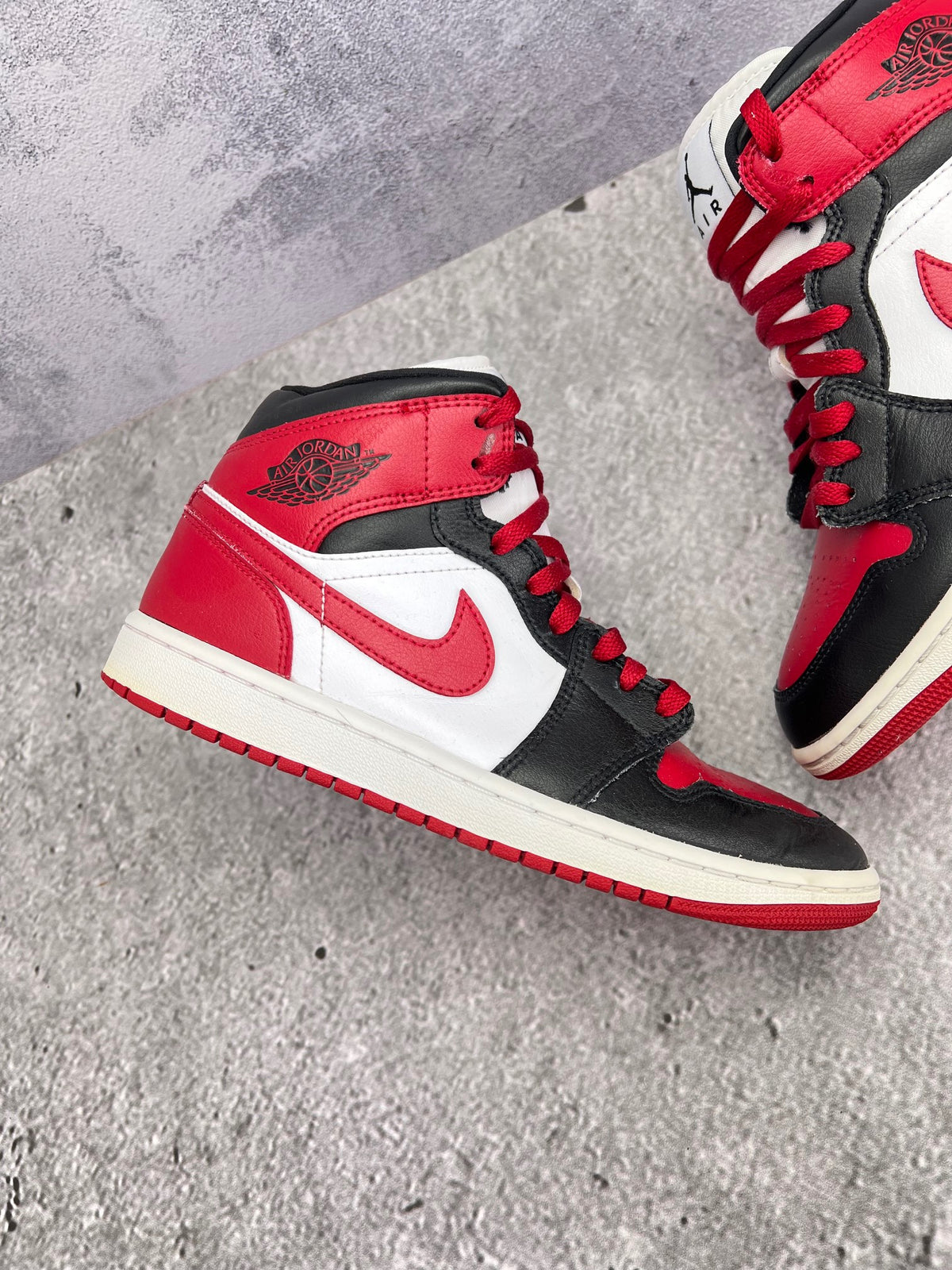 Jordan Air Jordan 1 Mid Alternate Bred Toe — buty sportowe męskie w bardzo dobrym stanie rozmiar 40, zewnętrzny panel prawego buta