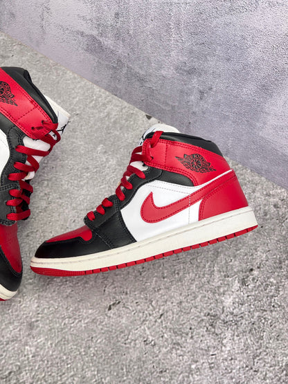 Jordan Air Jordan 1 Mid Alternate Bred Toe — buty sportowe męskie w bardzo dobrym stanie rozmiar 40, zewnętrzny panel lewego buta