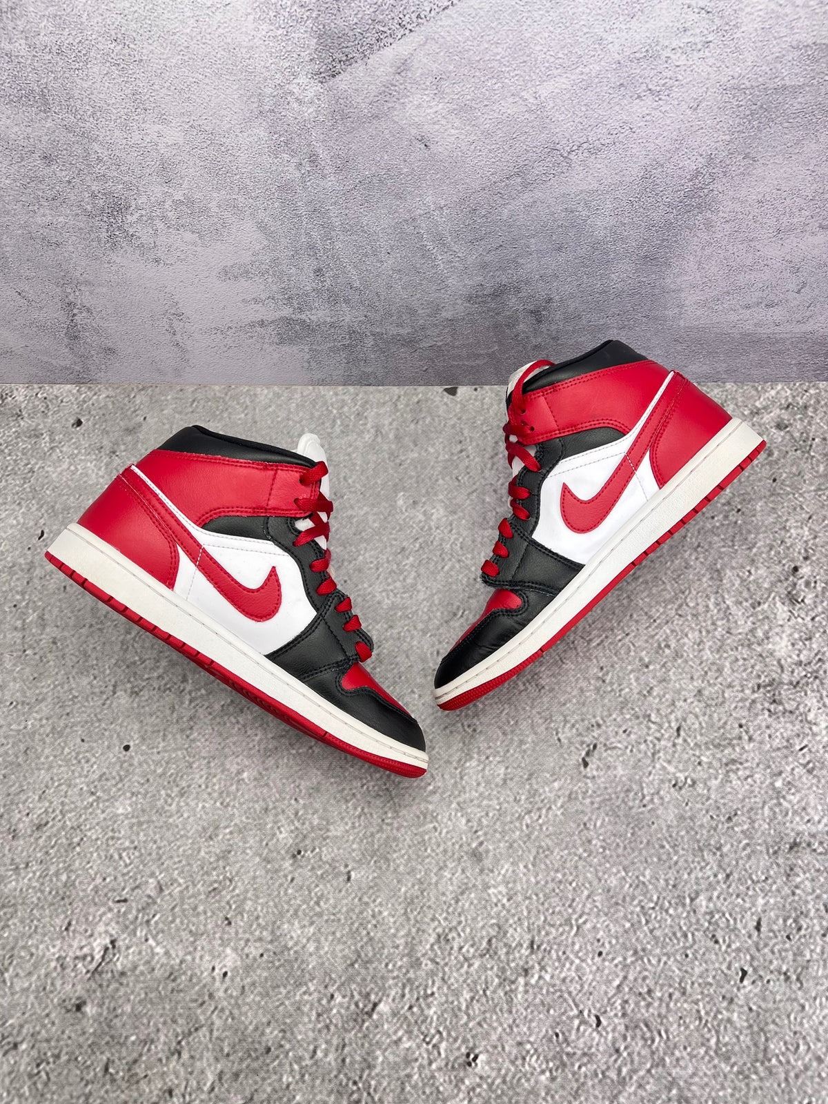 Jordan Air Jordan 1 Mid Alternate Bred Toe — buty sportowe męskie w bardzo dobrym stanie rozmiar 40, widok z góry na wewnętrzną stronę butów