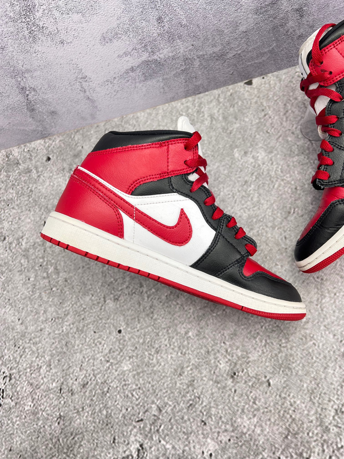 Jordan Air Jordan 1 Mid Alternate Bred Toe — buty sportowe męskie w bardzo dobrym stanie rozmiar 40, wewnętrzny panel lewego buta