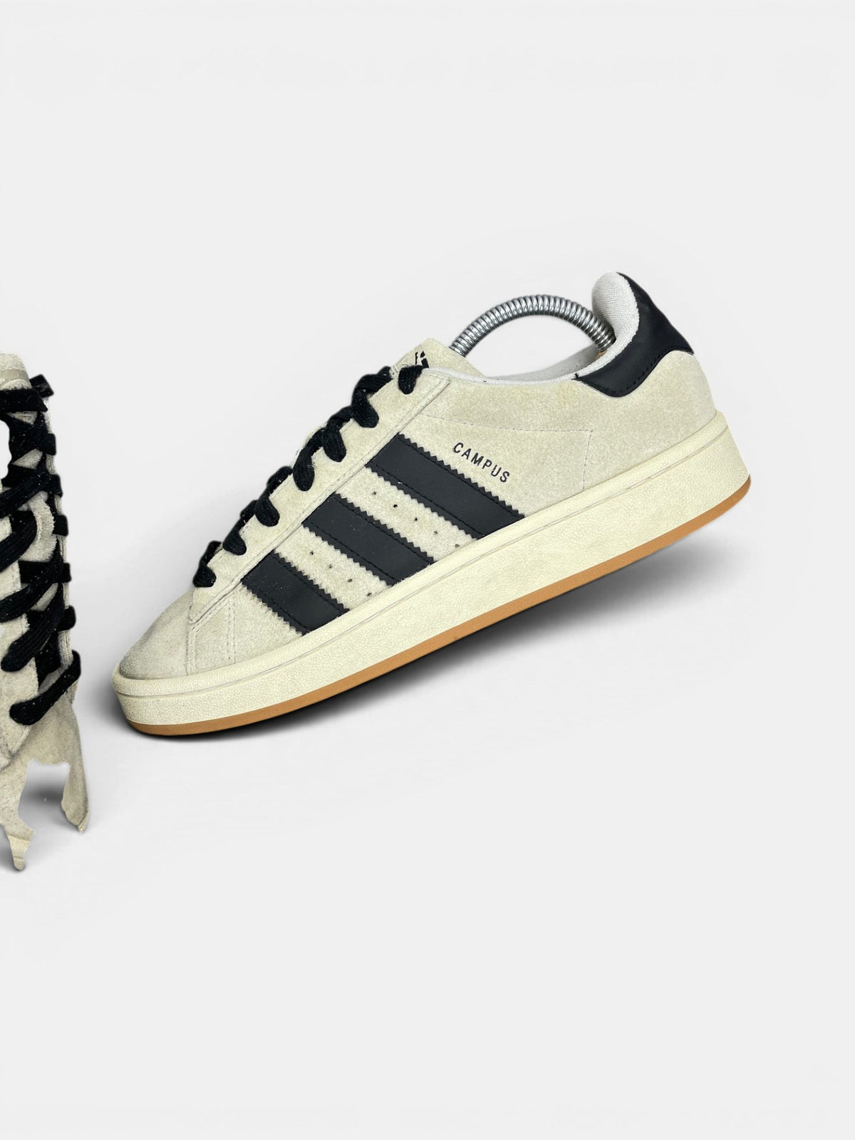 Adidas Campus 00s Crystal White Black — buty sportowe męskie w bardzo dobrym stanie rozmiar 41 1/3, zewnętrzny panel lewego buta